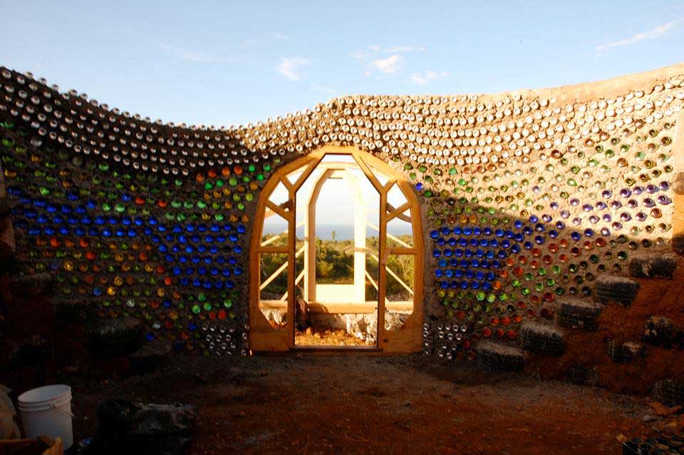 Le mur d'un géonef en bouteilles de verre recyclées - Jenny Parkins - Flickr