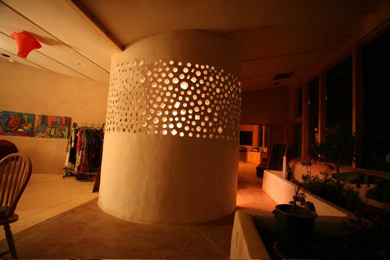 Les matériaux recyclés apportent une touche de design dans un salon - Earthship Kristen - Flickr
