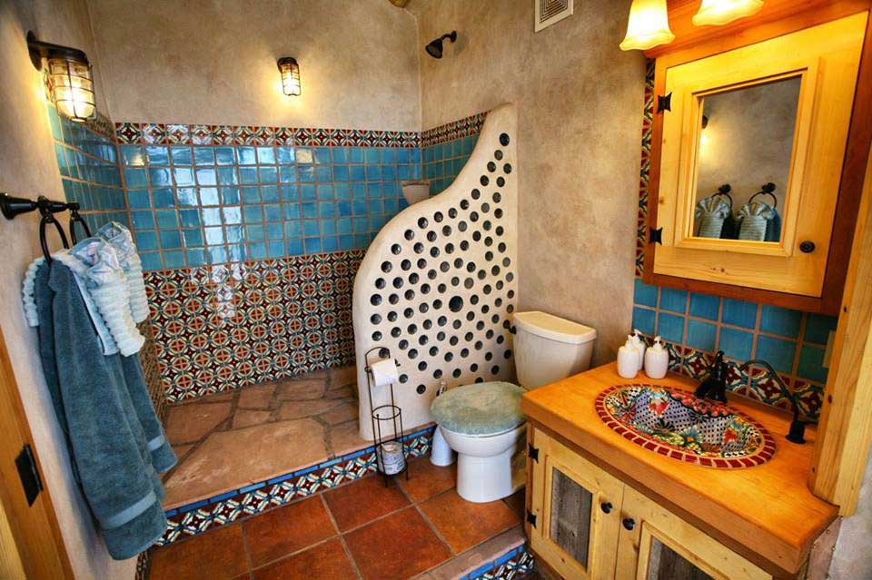 Salle de bain confortable dans un earthship à Taos - Jenny Parkins - Flickr