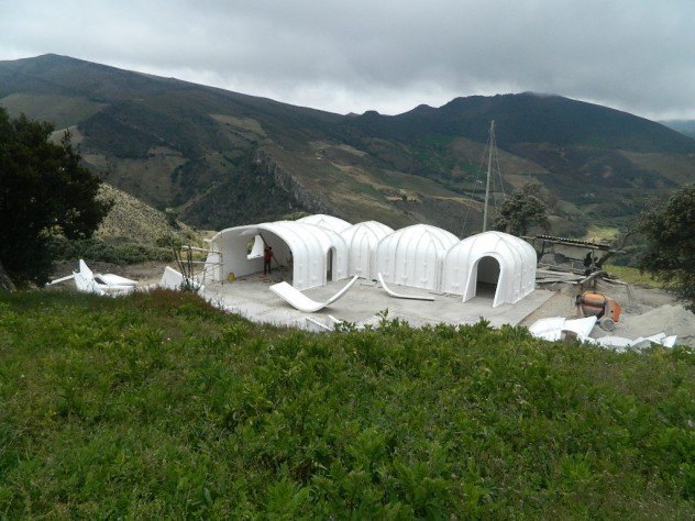 une maison de hobbit en construction