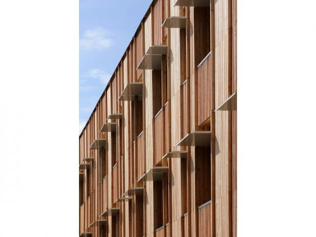étagères d'une structure en bois